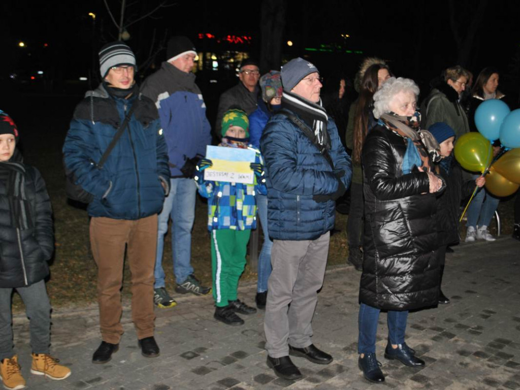 Staszów solidaryzuje się z Ukrainą. Wiec poparcia odbył się w Parku im. Adama Bienia [zdjęcia]