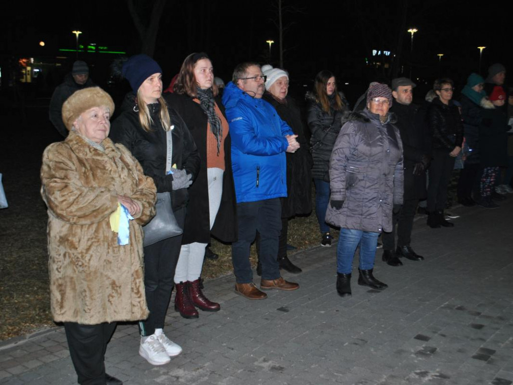 Staszów solidaryzuje się z Ukrainą. Wiec poparcia odbył się w Parku im. Adama Bienia [zdjęcia]