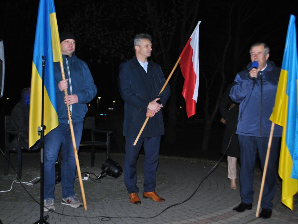 Staszów solidaryzuje się z Ukrainą. Wiec poparcia odbył się w Parku im. Adama Bienia [zdjęcia]