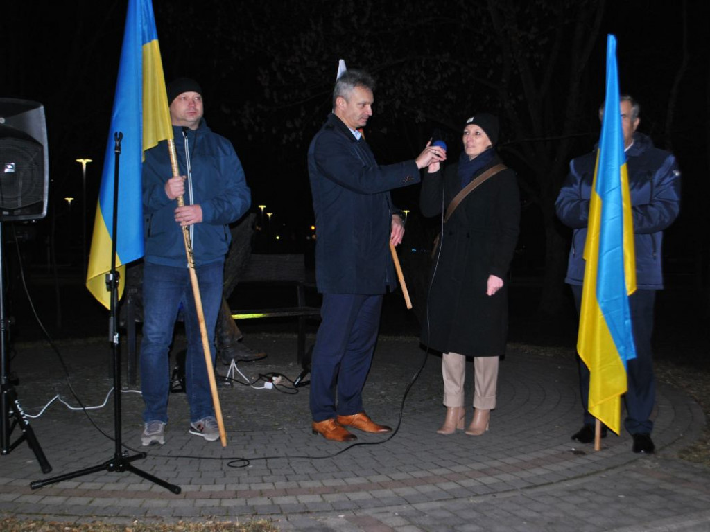 Staszów solidaryzuje się z Ukrainą. Wiec poparcia odbył się w Parku im. Adama Bienia [zdjęcia]