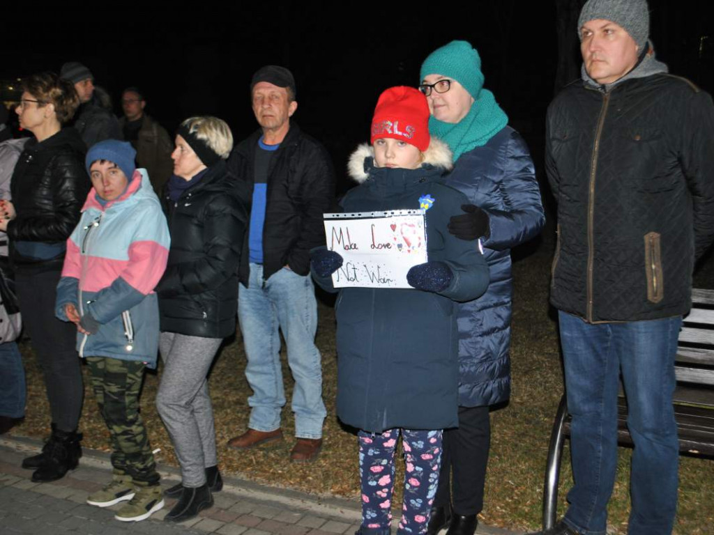 Staszów solidaryzuje się z Ukrainą. Wiec poparcia odbył się w Parku im. Adama Bienia [zdjęcia]