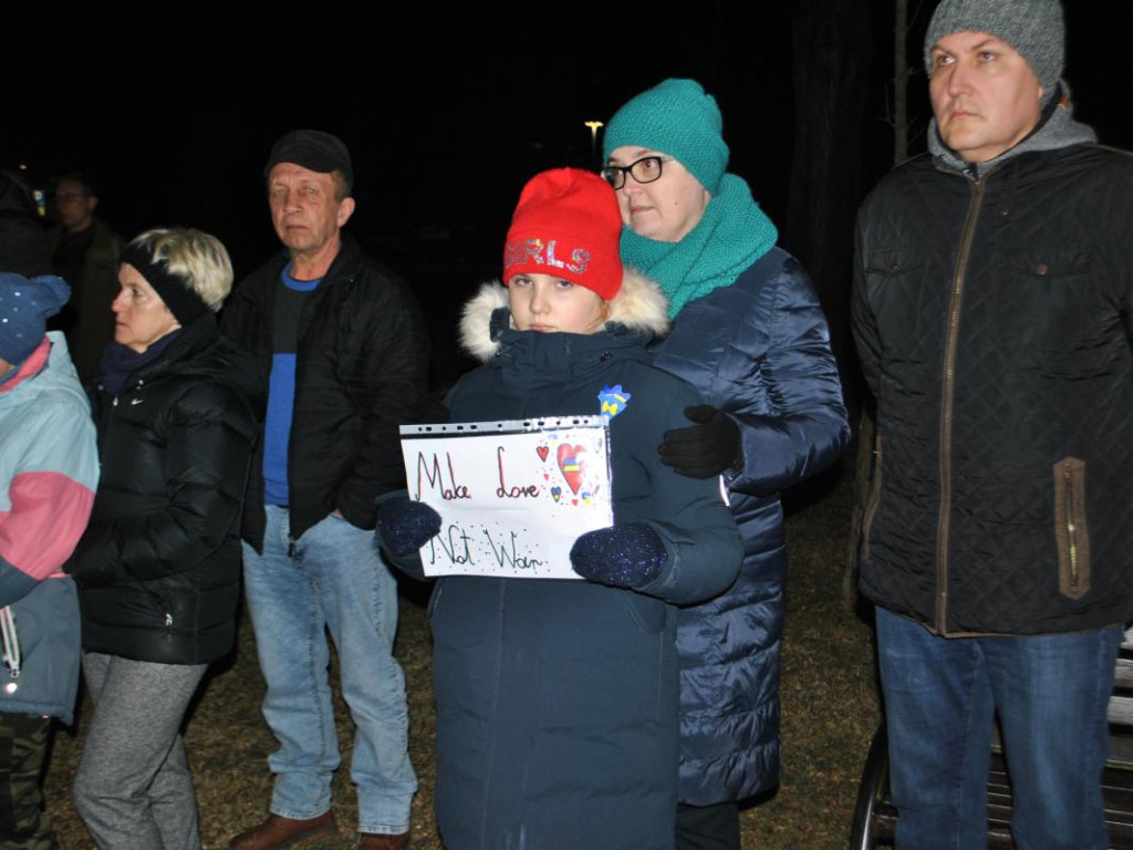 Staszów solidaryzuje się z Ukrainą. Wiec poparcia odbył się w Parku im. Adama Bienia [zdjęcia]