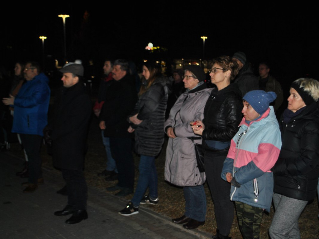 Staszów solidaryzuje się z Ukrainą. Wiec poparcia odbył się w Parku im. Adama Bienia [zdjęcia]
