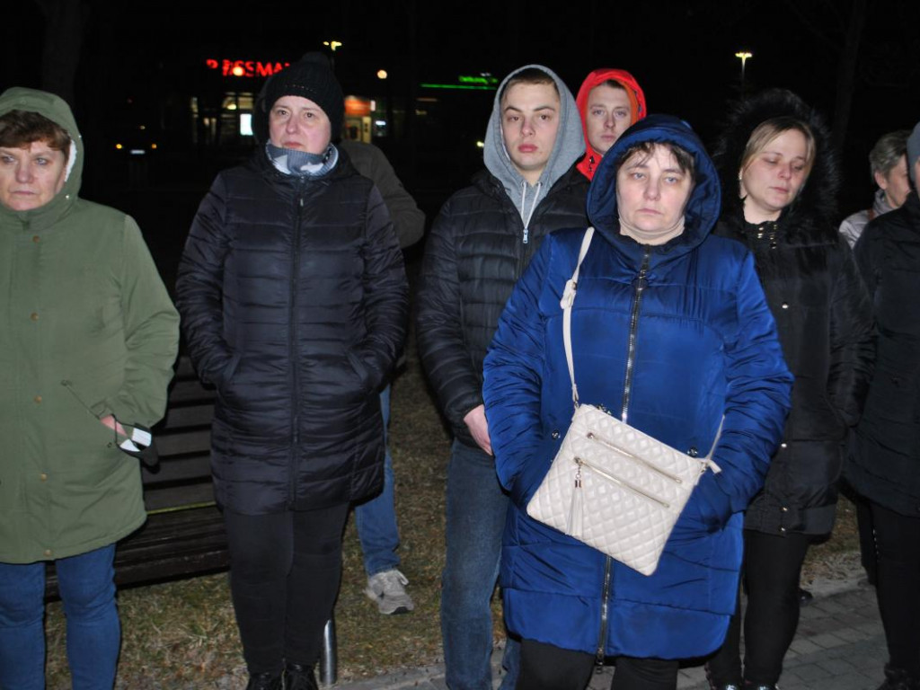 Staszów solidaryzuje się z Ukrainą. Wiec poparcia odbył się w Parku im. Adama Bienia [zdjęcia]