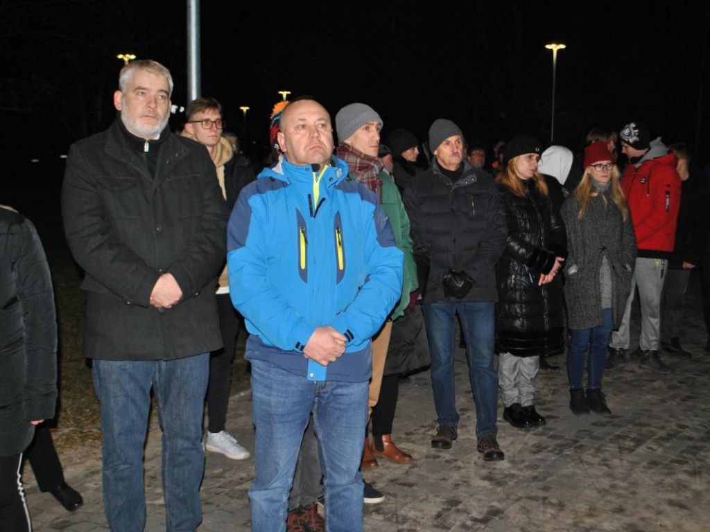 Staszów solidaryzuje się z Ukrainą. Wiec poparcia odbył się w Parku im. Adama Bienia [zdjęcia]