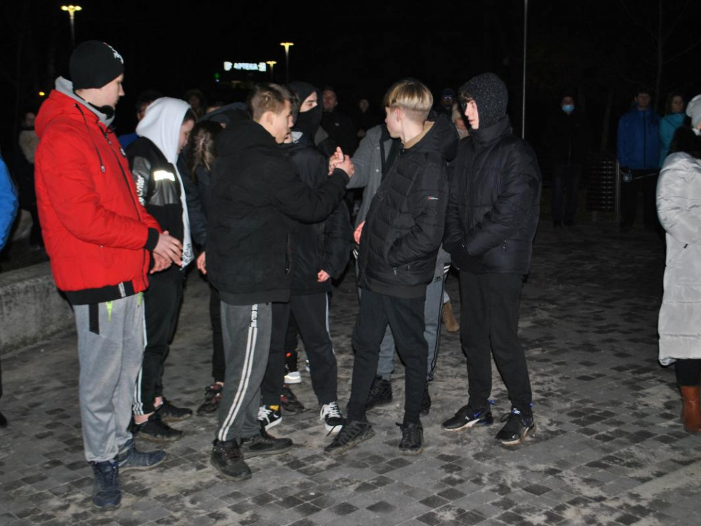 Staszów solidaryzuje się z Ukrainą. Wiec poparcia odbył się w Parku im. Adama Bienia [zdjęcia]