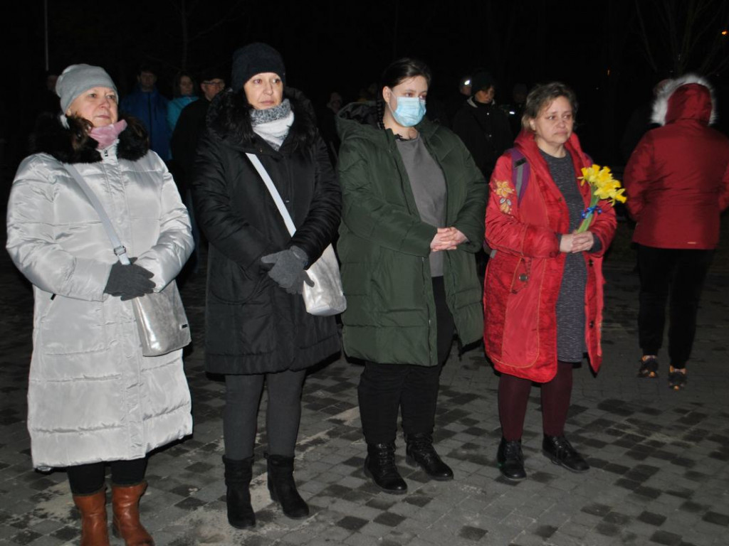 Staszów solidaryzuje się z Ukrainą. Wiec poparcia odbył się w Parku im. Adama Bienia [zdjęcia]