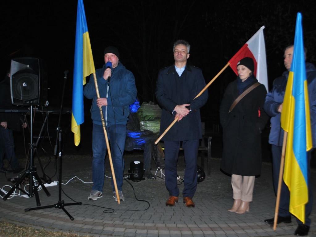 Staszów solidaryzuje się z Ukrainą. Wiec poparcia odbył się w Parku im. Adama Bienia [zdjęcia]