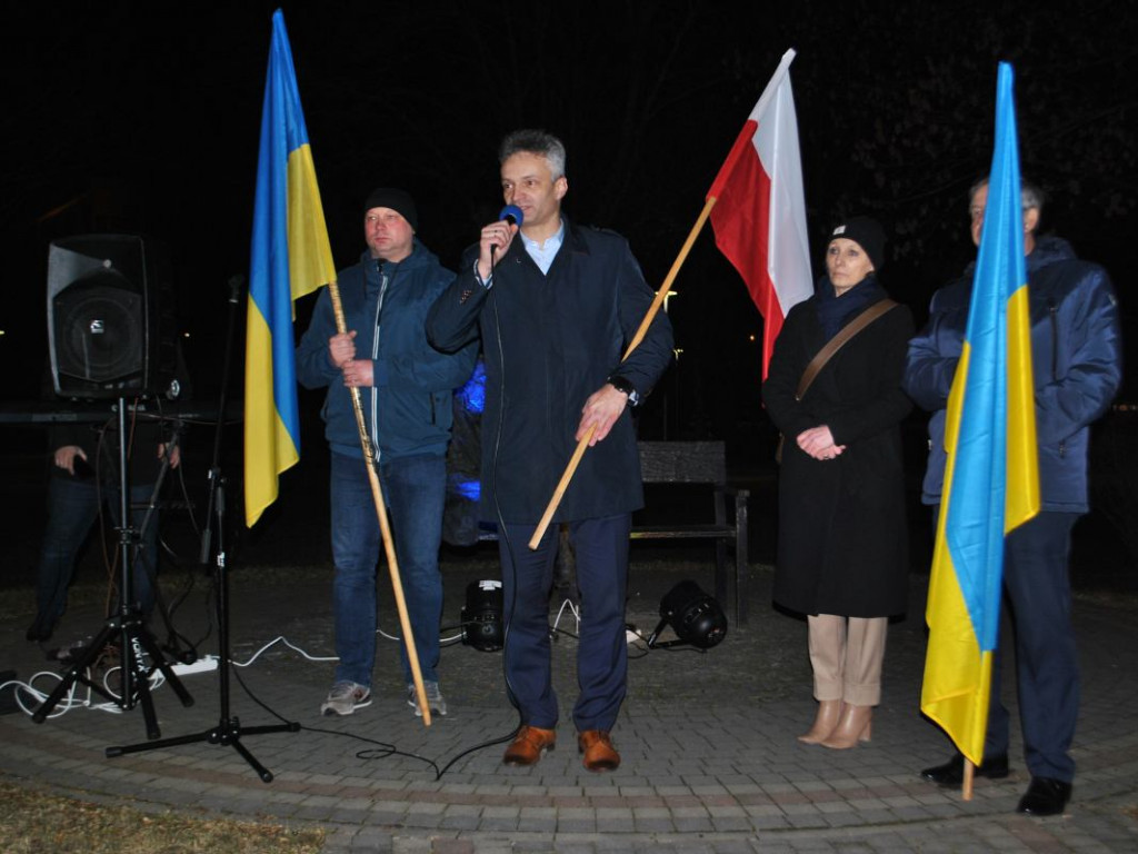 Staszów solidaryzuje się z Ukrainą. Wiec poparcia odbył się w Parku im. Adama Bienia [zdjęcia]