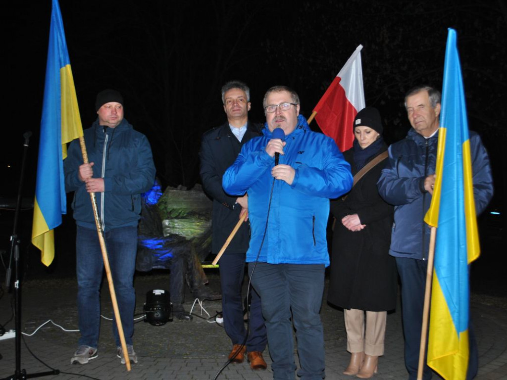 Staszów solidaryzuje się z Ukrainą. Wiec poparcia odbył się w Parku im. Adama Bienia [zdjęcia]