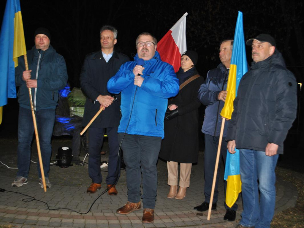 Staszów solidaryzuje się z Ukrainą. Wiec poparcia odbył się w Parku im. Adama Bienia [zdjęcia]