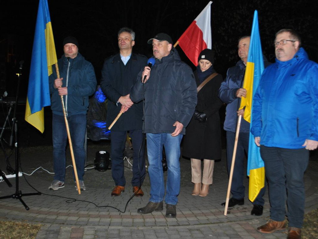 Staszów solidaryzuje się z Ukrainą. Wiec poparcia odbył się w Parku im. Adama Bienia [zdjęcia]
