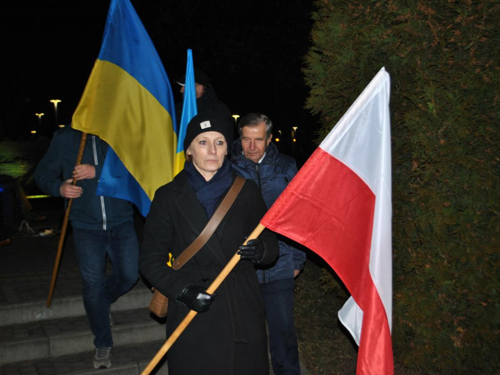 Staszów solidaryzuje się z Ukrainą. Wiec poparcia odbył się w Parku im. Adama Bienia [zdjęcia]