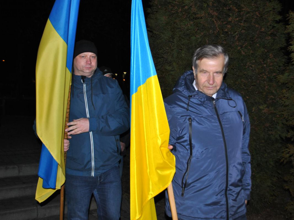Staszów solidaryzuje się z Ukrainą. Wiec poparcia odbył się w Parku im. Adama Bienia [zdjęcia]