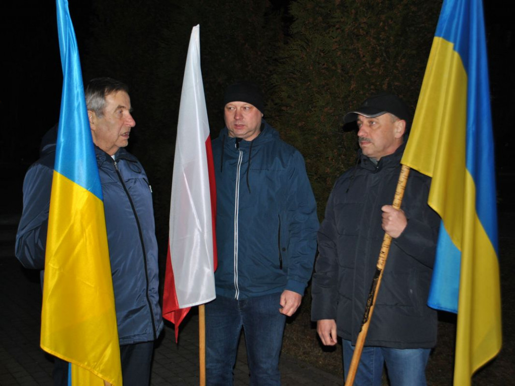 Staszów solidaryzuje się z Ukrainą. Wiec poparcia odbył się w Parku im. Adama Bienia [zdjęcia]