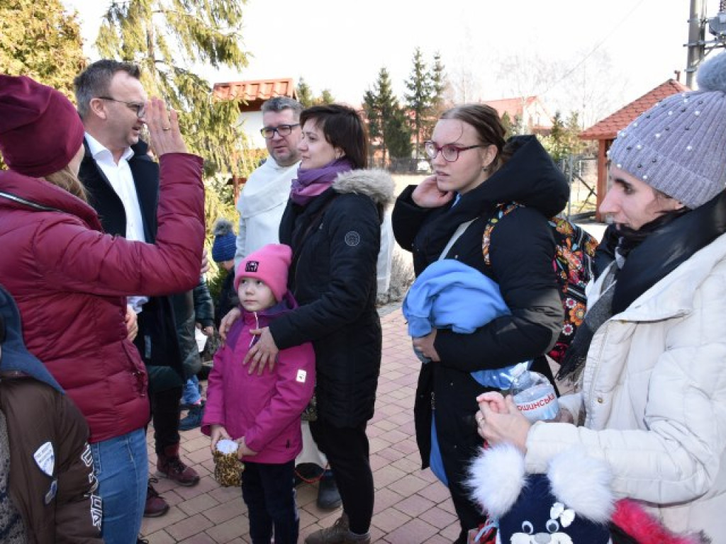 Powiat sandomierski. Wreszcie są bezpieczni. Grupa uchodźców przyjechała do Obrazowa