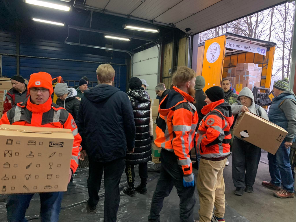 Ciężarówka pełna darów dla Ukrainy w Sandomierzu. Przyjechała z Wiednia [zdjęcia]
