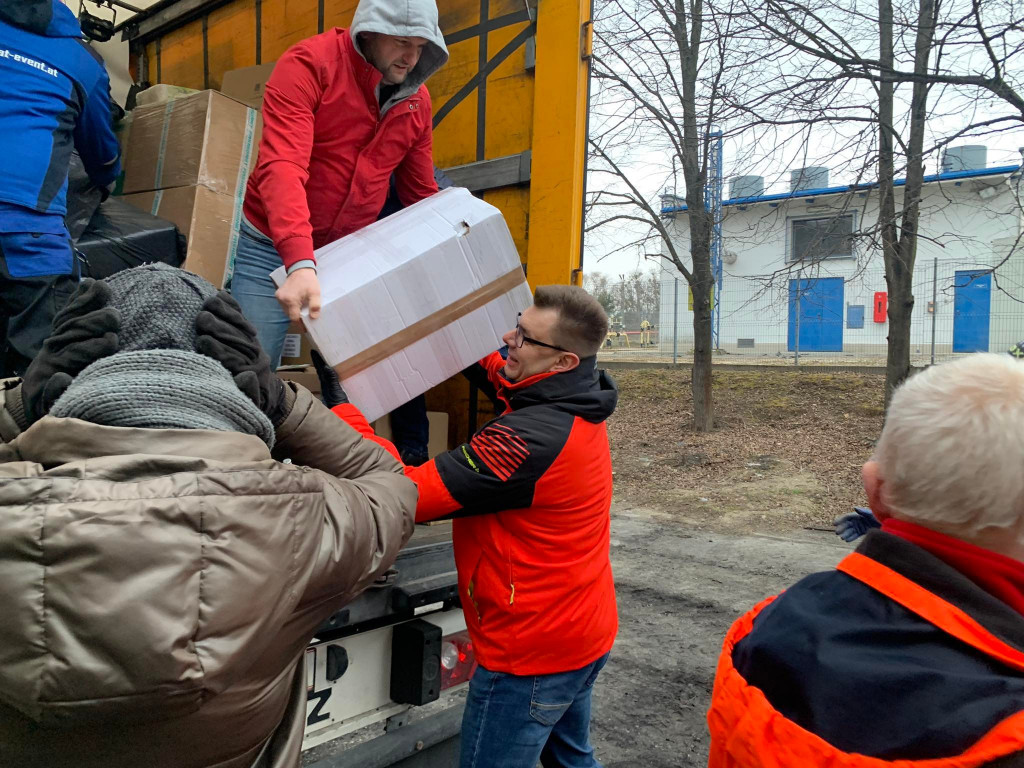Ciężarówka pełna darów dla Ukrainy w Sandomierzu. Przyjechała z Wiednia [zdjęcia]