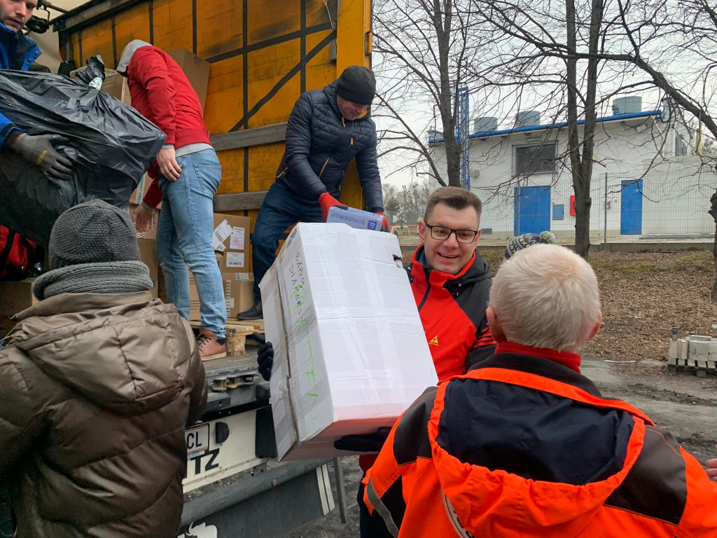 Ciężarówka pełna darów dla Ukrainy w Sandomierzu. Przyjechała z Wiednia [zdjęcia]