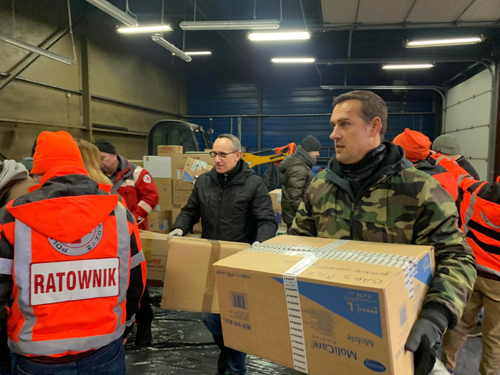 Ciężarówka pełna darów dla Ukrainy w Sandomierzu. Przyjechała z Wiednia [zdjęcia]