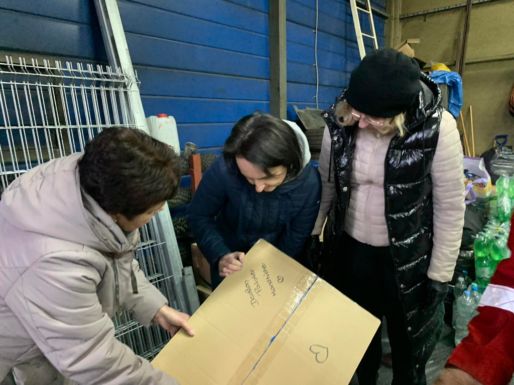 Ciężarówka pełna darów dla Ukrainy w Sandomierzu. Przyjechała z Wiednia [zdjęcia]