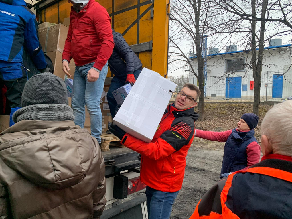 Ciężarówka pełna darów dla Ukrainy w Sandomierzu. Przyjechała z Wiednia [zdjęcia]