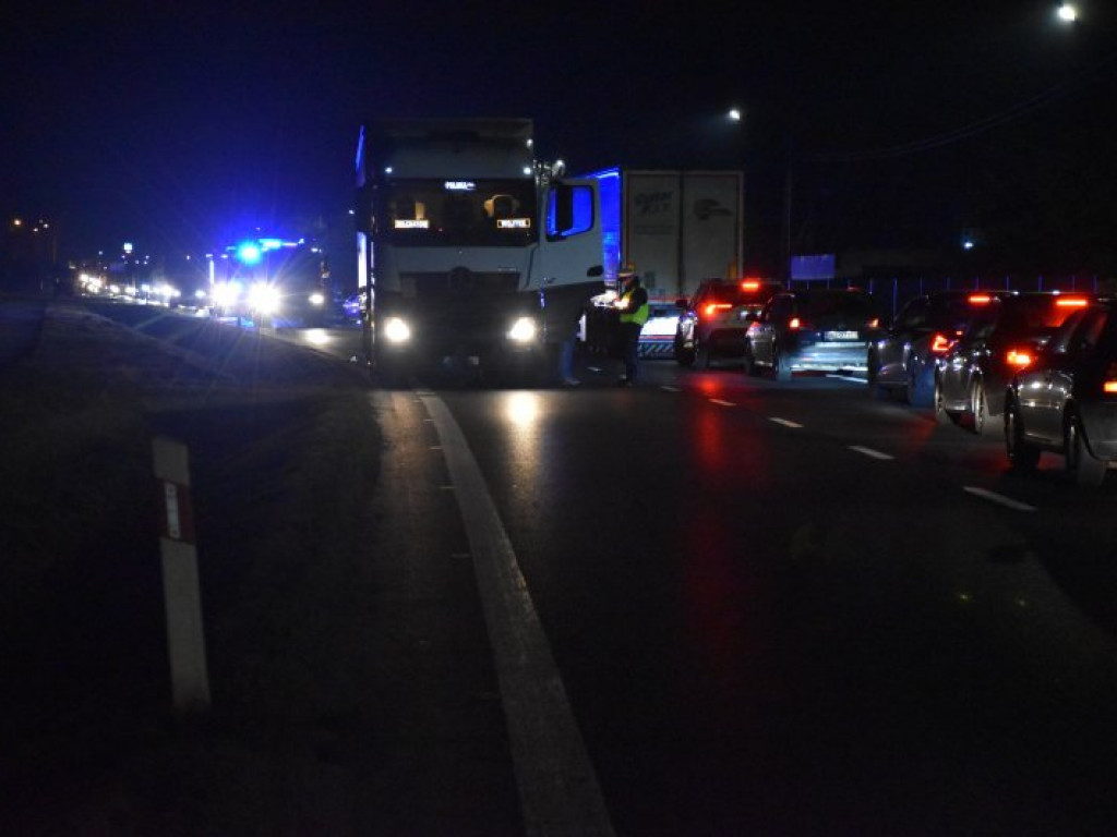 Zderzenie ciężarówki z samochodem osobowym na krajowej 