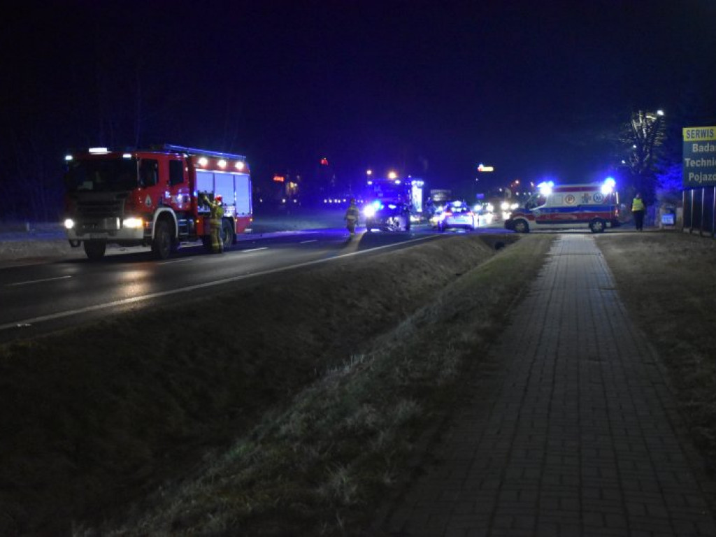 Zderzenie ciężarówki z samochodem osobowym na krajowej 