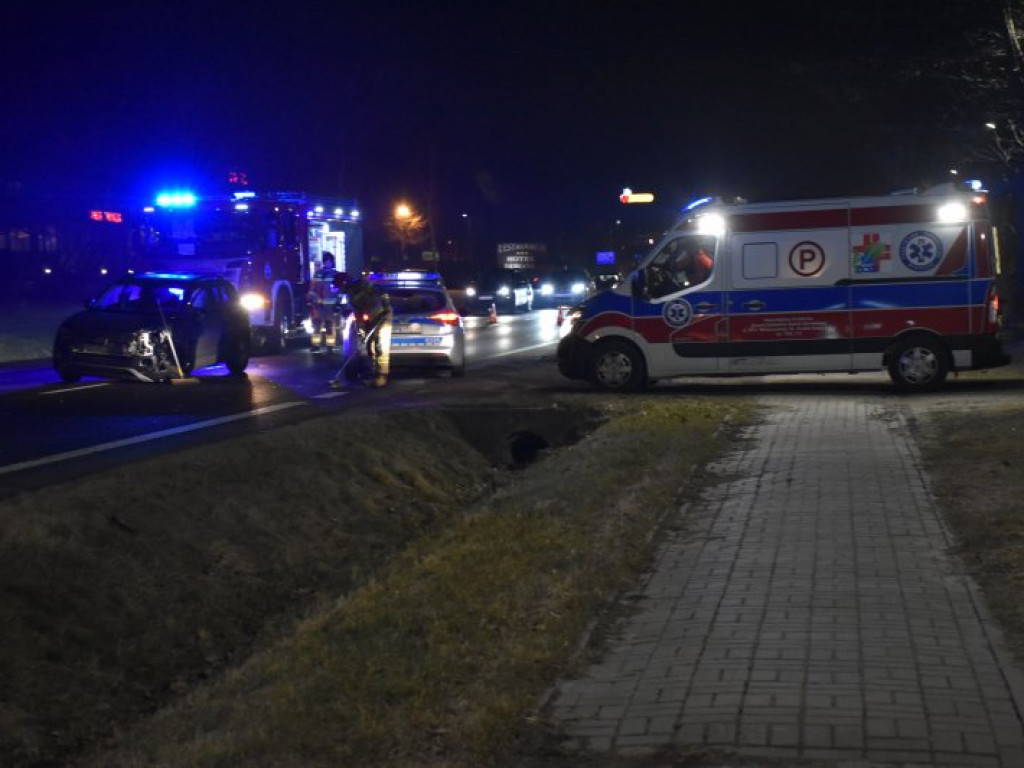 Zderzenie ciężarówki z samochodem osobowym na krajowej 