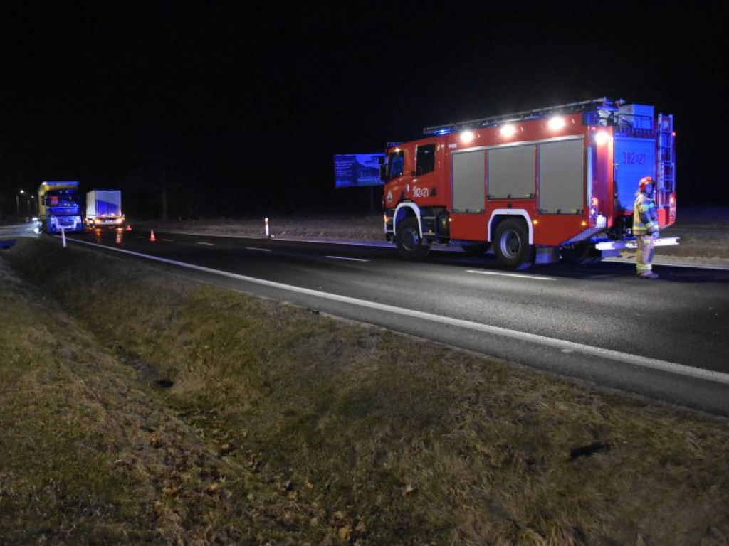 Zderzenie ciężarówki z samochodem osobowym na krajowej 