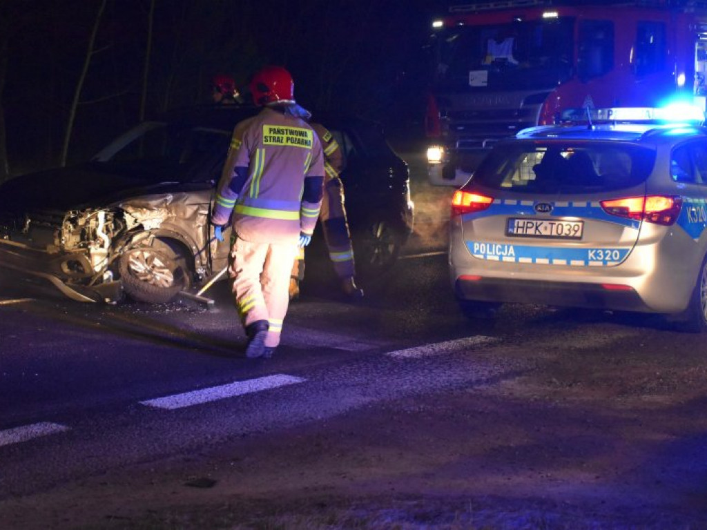 Zderzenie ciężarówki z samochodem osobowym na krajowej 