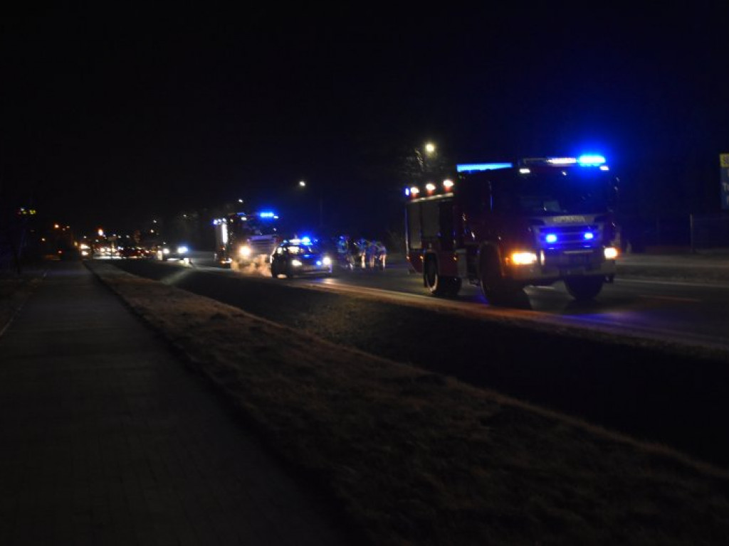 Zderzenie ciężarówki z samochodem osobowym na krajowej 