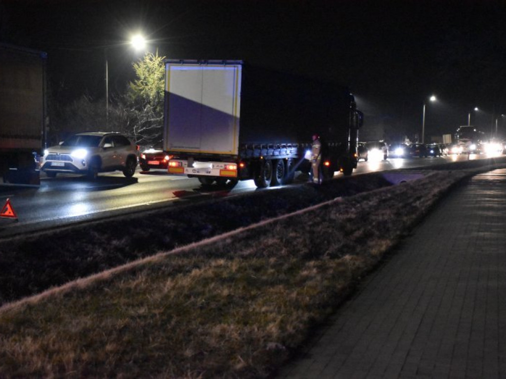 Zderzenie ciężarówki z samochodem osobowym na krajowej 