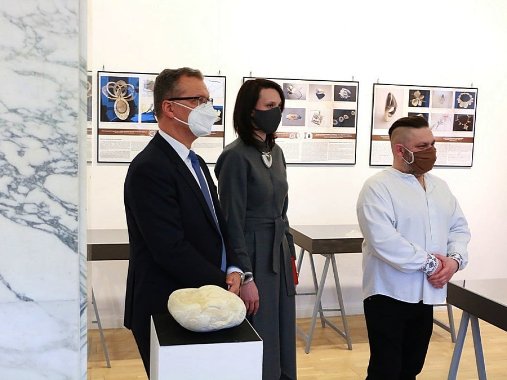 Krzemień pasiasty na wystawie w Bratysławie. Zachwycił ambasadora i znaną słowacką aktorkę [zdjęcia]