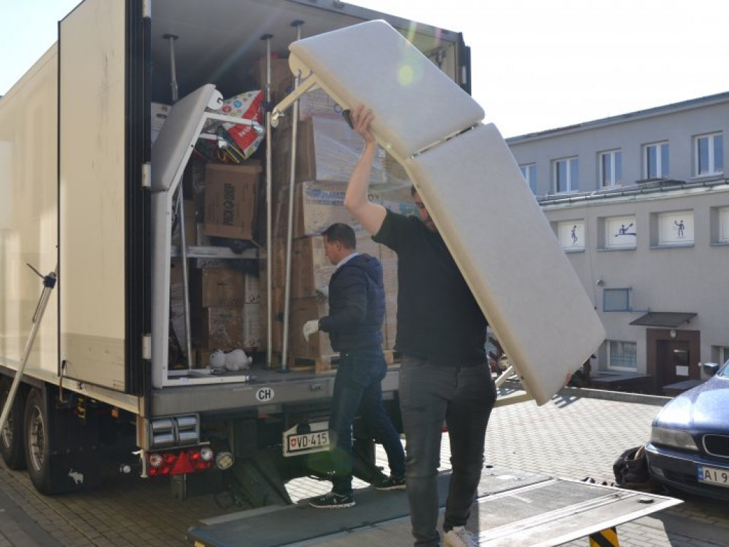 Tir ze Szwajcarii przywiózł do Tarnobrzega kilkadziesiąt palet darów [zdjęcia]