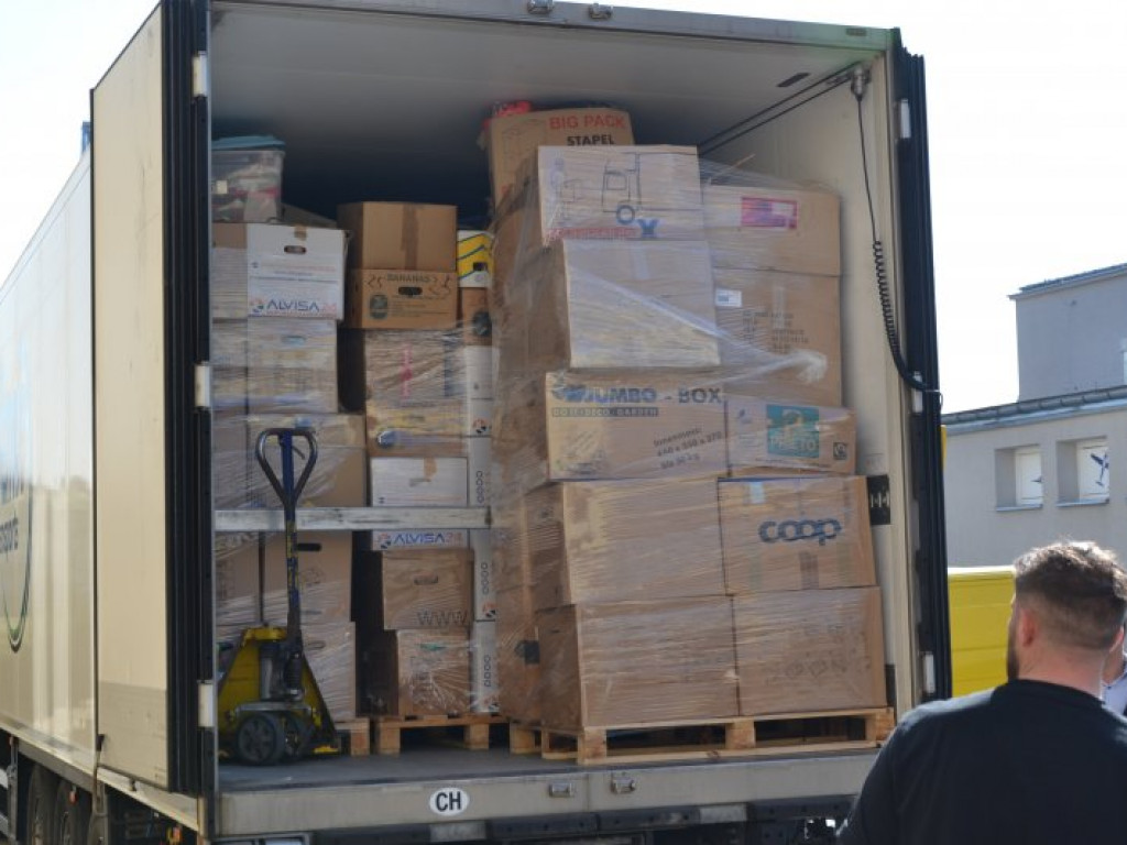 Tir ze Szwajcarii przywiózł do Tarnobrzega kilkadziesiąt palet darów [zdjęcia]