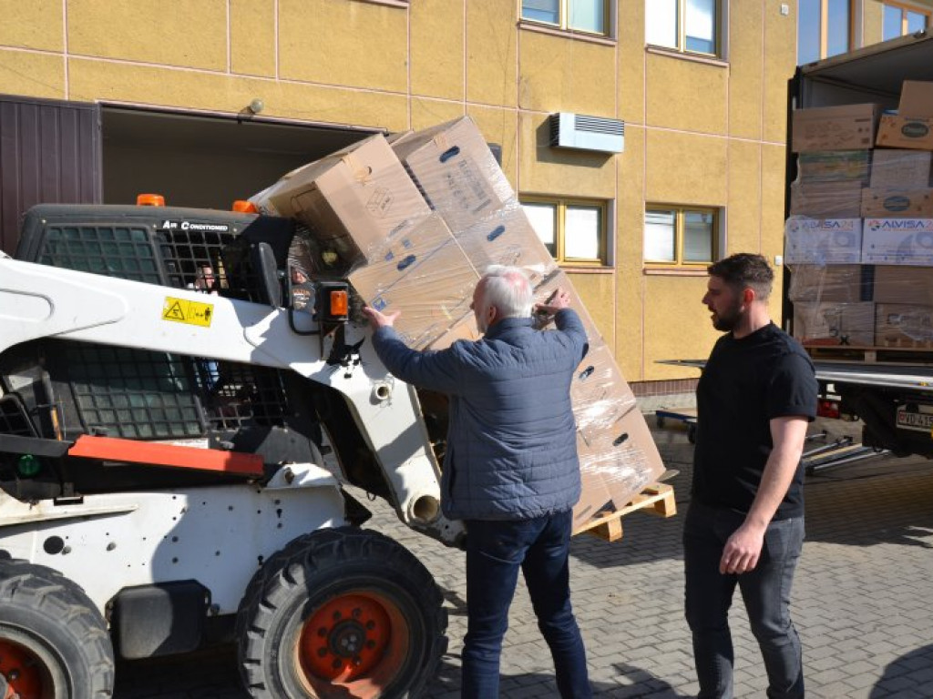 Tir ze Szwajcarii przywiózł do Tarnobrzega kilkadziesiąt palet darów [zdjęcia]