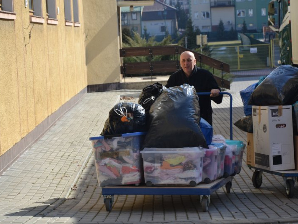Tir ze Szwajcarii przywiózł do Tarnobrzega kilkadziesiąt palet darów [zdjęcia]