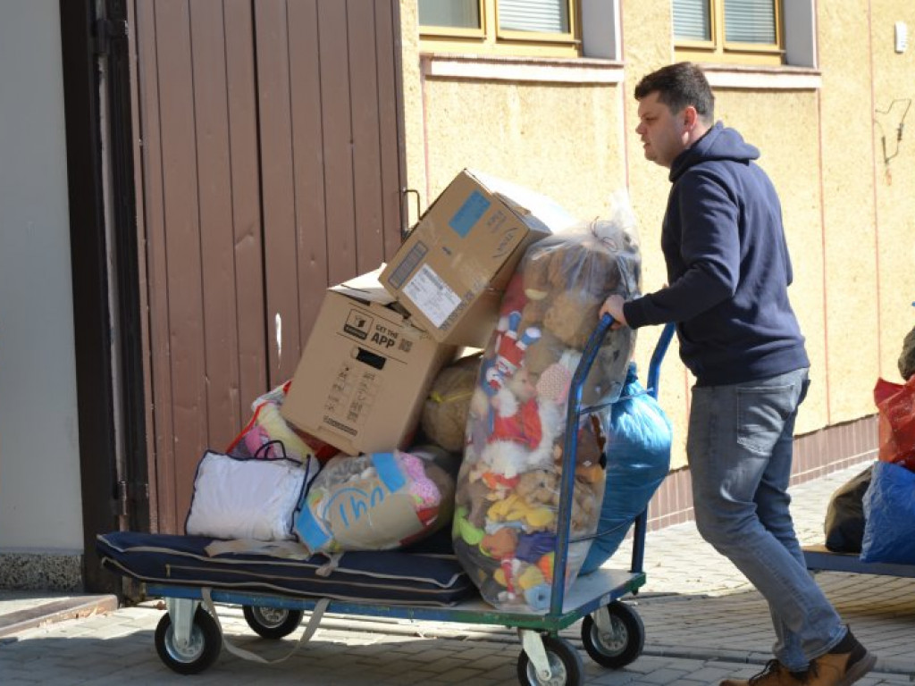 Tir ze Szwajcarii przywiózł do Tarnobrzega kilkadziesiąt palet darów [zdjęcia]