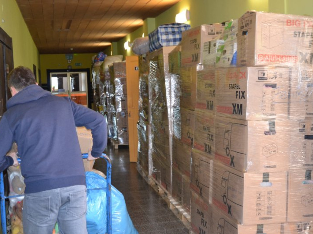 Tir ze Szwajcarii przywiózł do Tarnobrzega kilkadziesiąt palet darów [zdjęcia]