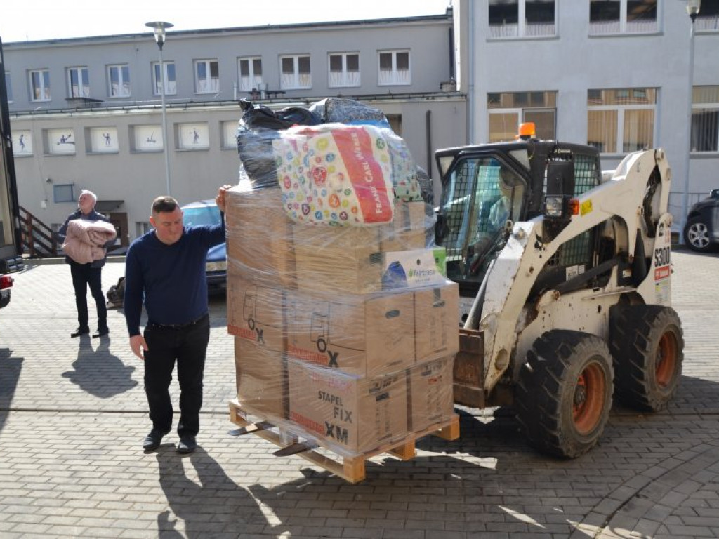 Tir ze Szwajcarii przywiózł do Tarnobrzega kilkadziesiąt palet darów [zdjęcia]