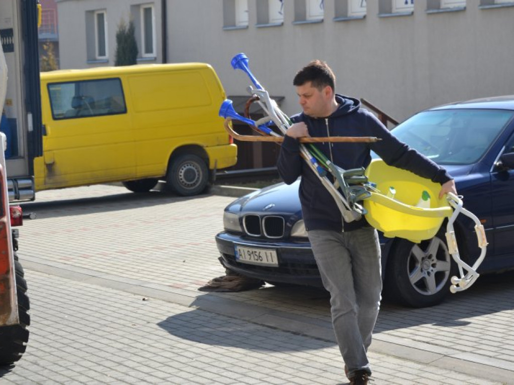 Tir ze Szwajcarii przywiózł do Tarnobrzega kilkadziesiąt palet darów [zdjęcia]