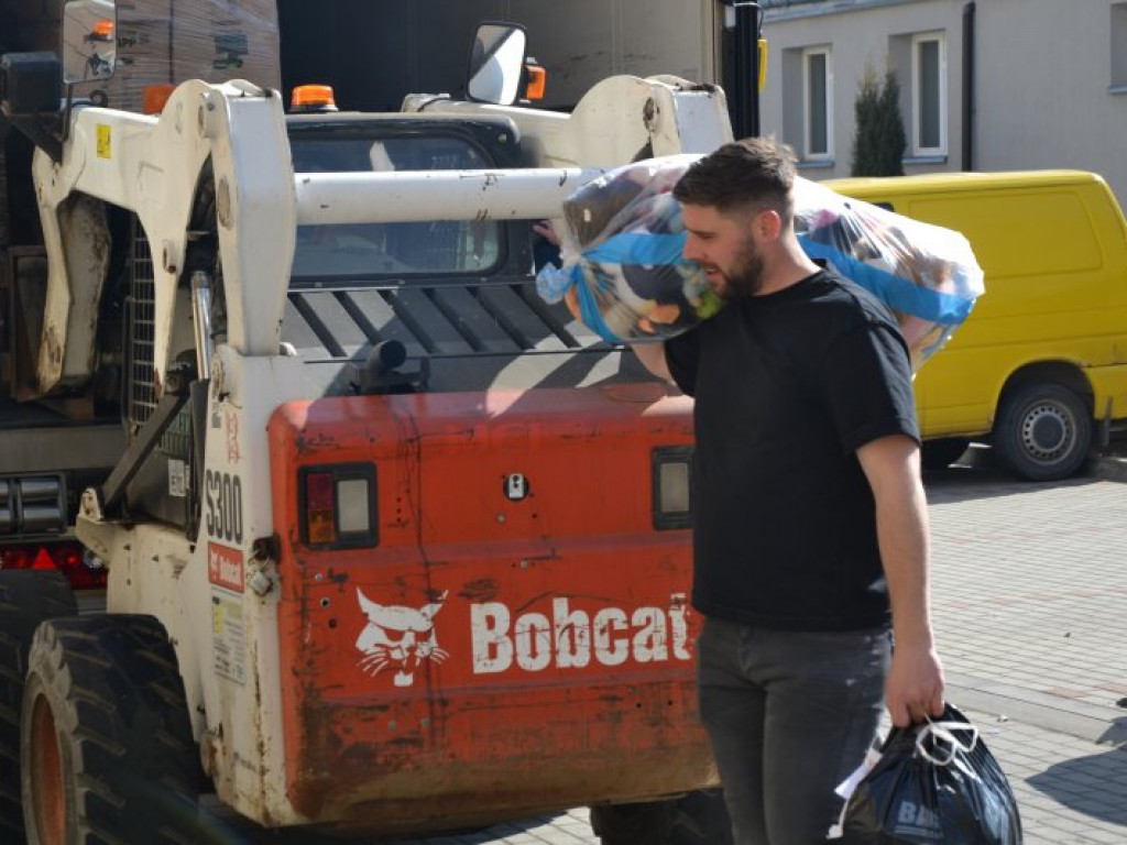 Tir ze Szwajcarii przywiózł do Tarnobrzega kilkadziesiąt palet darów [zdjęcia]