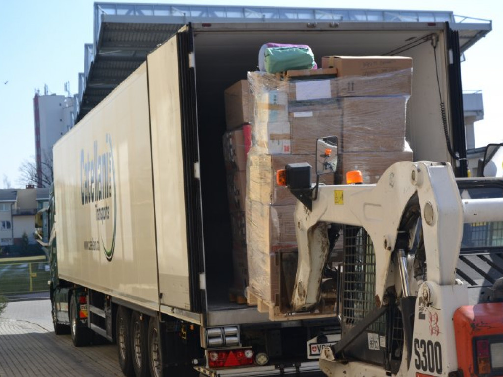 Tir ze Szwajcarii przywiózł do Tarnobrzega kilkadziesiąt palet darów [zdjęcia]