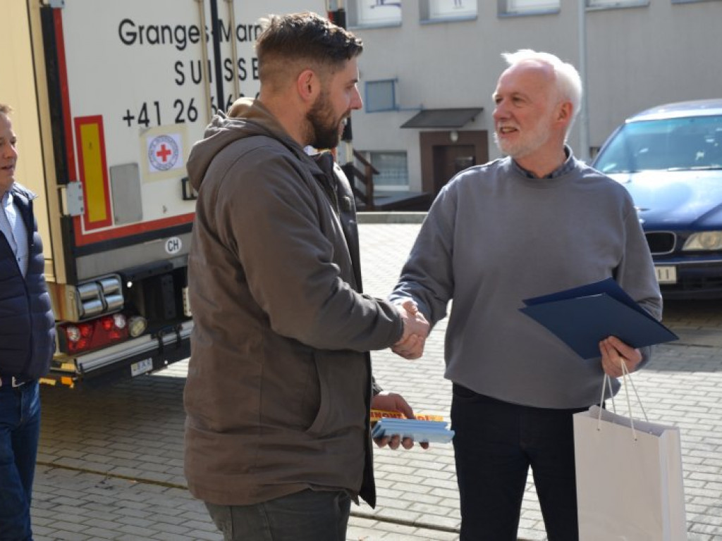 Tir ze Szwajcarii przywiózł do Tarnobrzega kilkadziesiąt palet darów [zdjęcia]