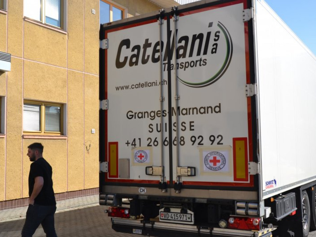 Tir ze Szwajcarii przywiózł do Tarnobrzega kilkadziesiąt palet darów [zdjęcia]