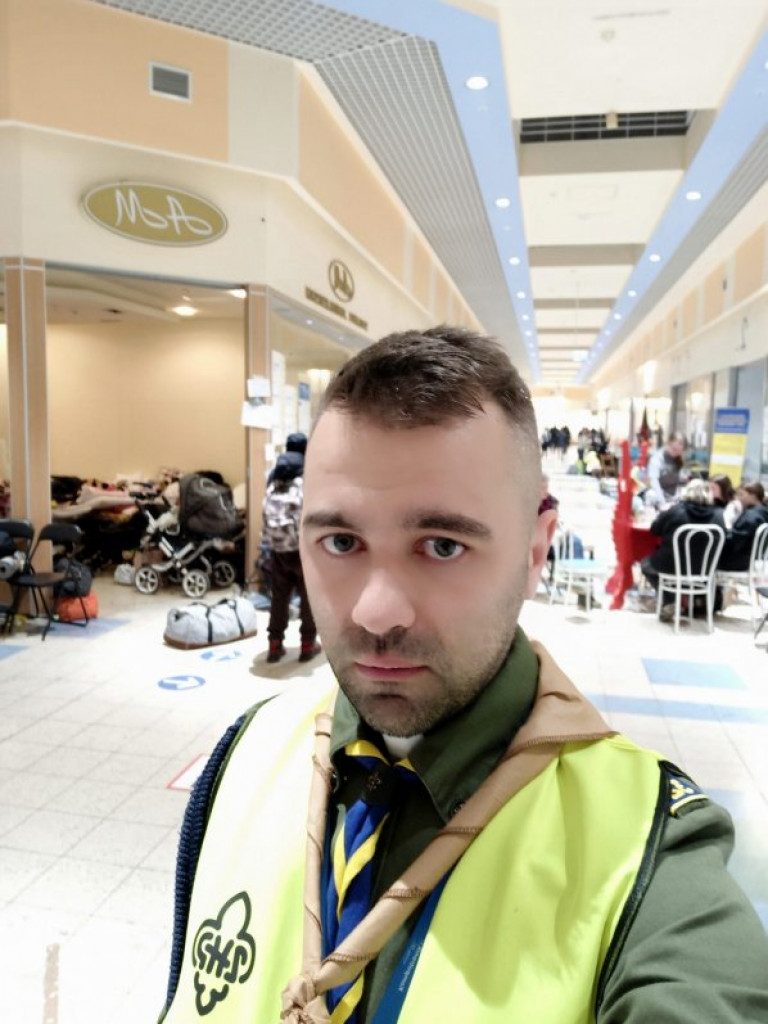 Harcerze z Tarnowskiej Woli pomagają uchodźcom w Przemyślu [zdjęcia]