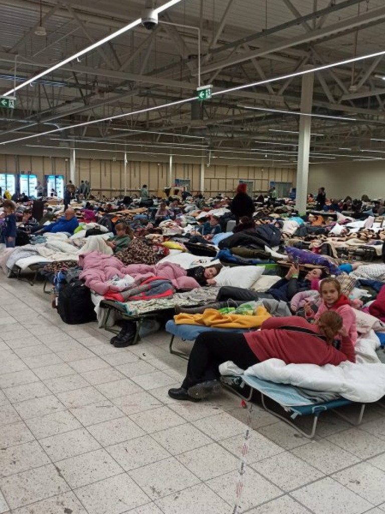 Harcerze z Tarnowskiej Woli pomagają uchodźcom w Przemyślu [zdjęcia]