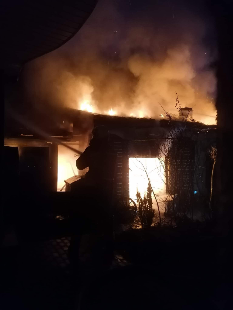 Potężny pożar w Klimontowie, na miejscu 11 zastępów straży pożarnej