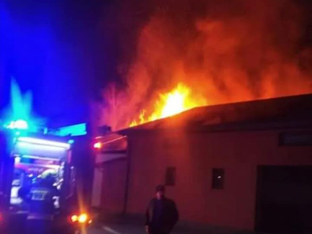 Potężny pożar w Klimontowie, na miejscu 11 zastępów straży pożarnej